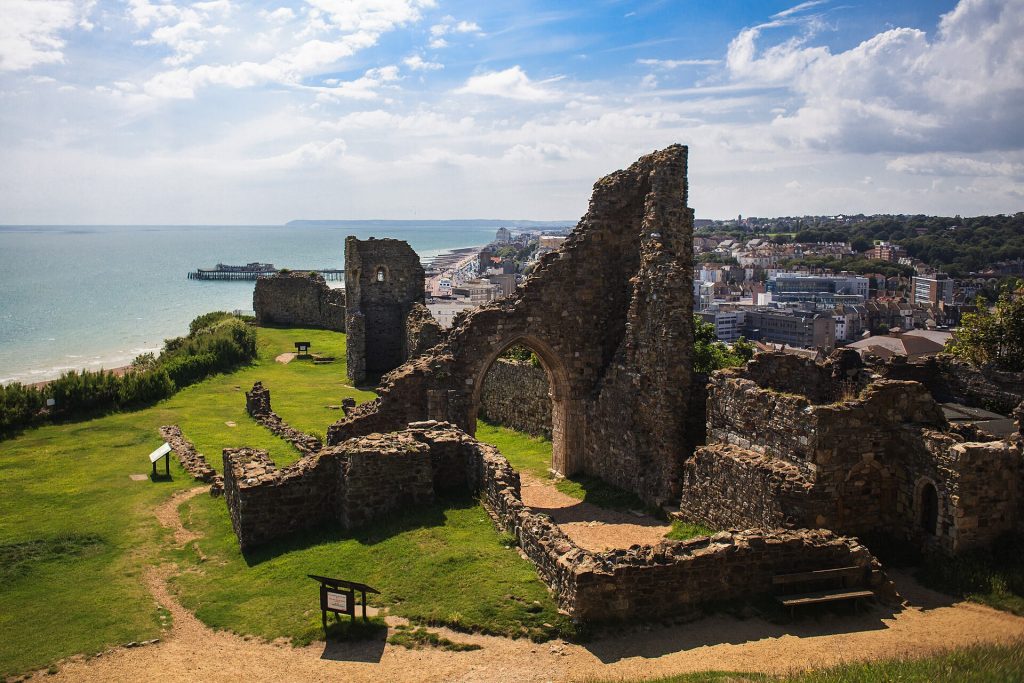 1920px-Hastings_Castle_2012-07-28